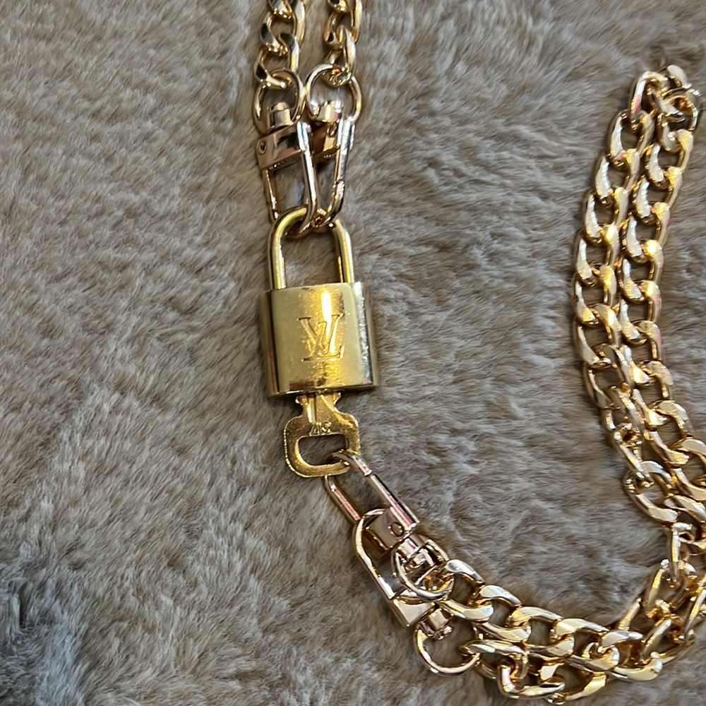 LV lock & key # 317 comes W/ 2 unbranded chain in a gift box Price Is Firm - Picture 6 of 12